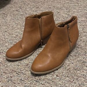 Arizona Woman’s 8.5 Classic Tan Leather Ankle Booties